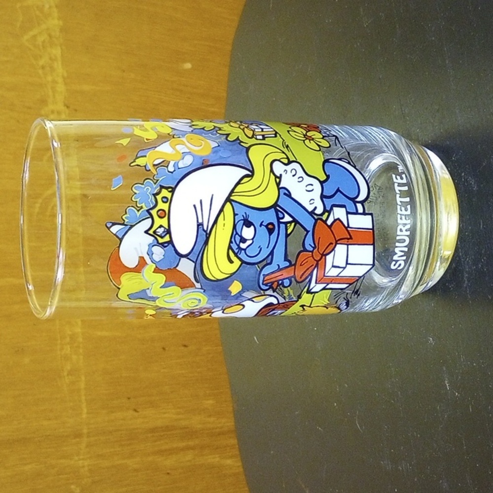 Vintage 1983 Smurf/Smurfette Collectible Glass by Peyer - Picture 2 of 4